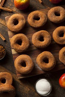 sıcak elma şırası börekler