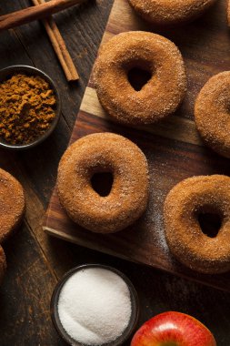 sıcak elma şırası börekler