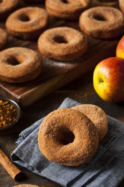 sıcak elma şırası börekler