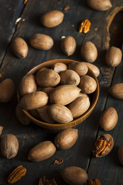 Surové organické celé ořechy — Stock fotografie