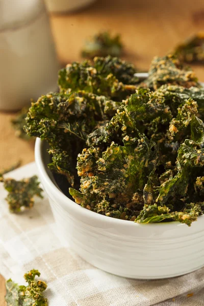 Patatas fritas de col rizada verdes caseras — Foto de Stock