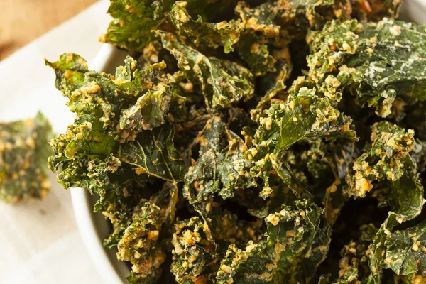 Homemade Green Kale Chips — Stock Photo, Image