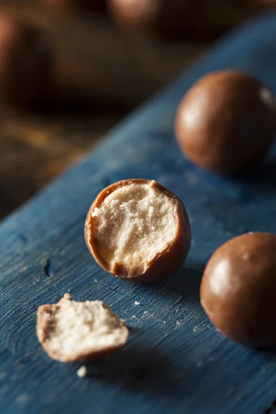 Malzmilchbällchen aus dunkler Schokolade — Stockfoto