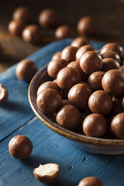 Bolas de leite maltado de chocolate escuro — Fotografia de Stock