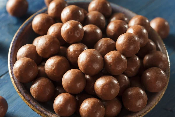 Malzmilchbällchen aus dunkler Schokolade — Stockfoto