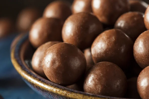 Bolas de leite maltado de chocolate escuro — Fotografia de Stock