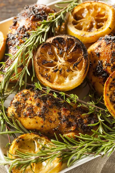 Homemade Lemon and Herb Chicken — Stock Photo, Image