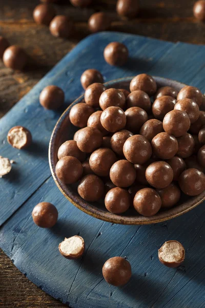 Bolas de leite maltado de chocolate escuro — Fotografia de Stock