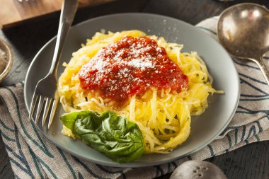 Ev yapımı pişmiş spagetti Squash makarna
