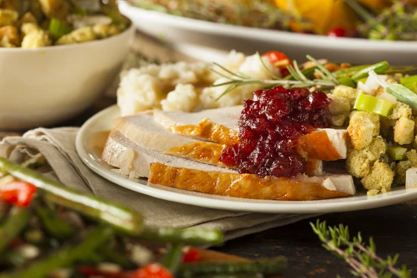 Домашний День Благодарения Турция на тарелке — стоковое фото