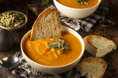 Ev yapımı sonbahar Butternut kabak çorbası