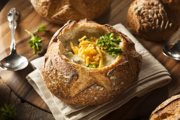 Домашний брокколи и чеддерский суп — стоковое фото