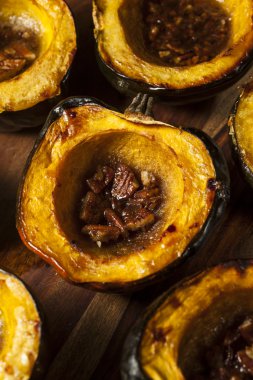 Ev yapımı kavrulmuş meşe palamudu kabak