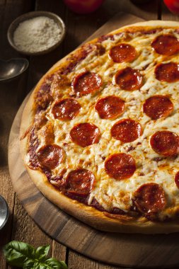 Sıcak ev yapımı Pepperoni Pizza.