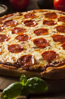 Sıcak ev yapımı Pepperoni Pizza.