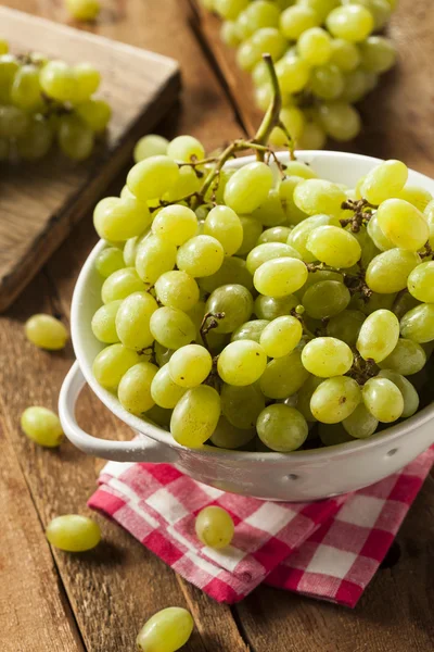 Uvas verdes brutas orgânicas — Fotografia de Stock