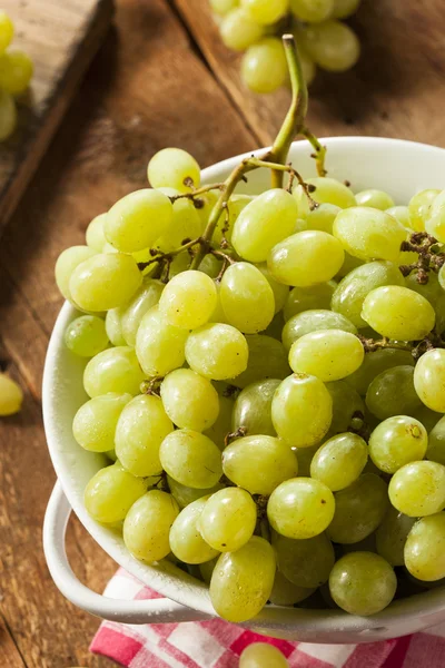 Uvas verdes crudas orgánicas — Foto de Stock