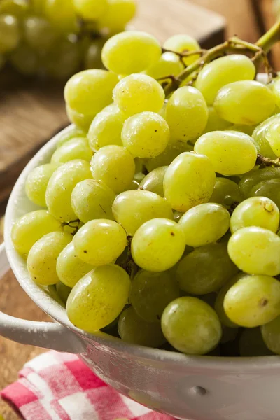 Uvas verdes crudas orgánicas — Foto de Stock