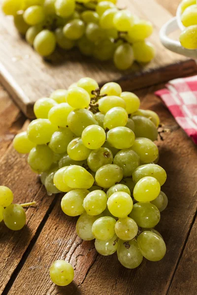 Uvas verdes brutas orgânicas — Fotografia de Stock