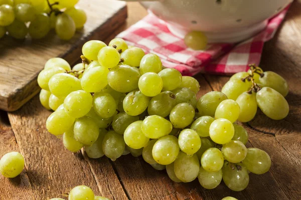 Organikus, nyers, zöld szőlő — Stock Fotó