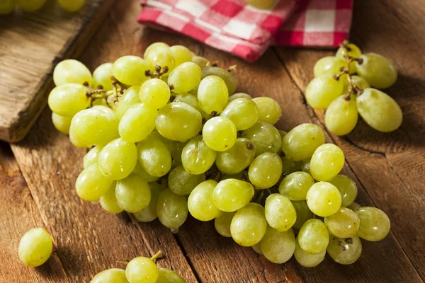 Uvas verdes crudas orgánicas — Foto de Stock