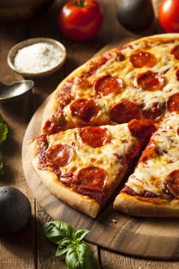 Sıcak ev yapımı Pepperoni Pizza.