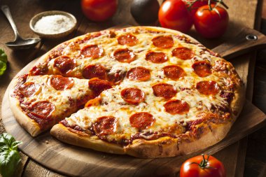 Sıcak ev yapımı Pepperoni Pizza.