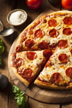 Sıcak ev yapımı Pepperoni Pizza.