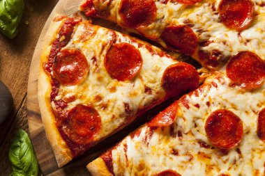 Sıcak ev yapımı Pepperoni Pizza.