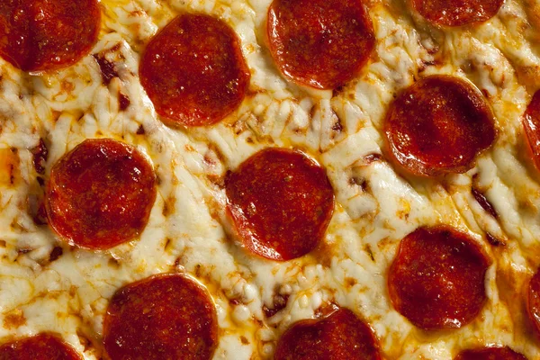 Pizza casera caliente de pepperoni — Foto de Stock