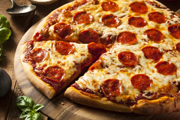 Hete zelfgemaakte peperoni pizza — Stockfoto