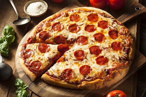 Heiße hausgemachte Pepperoni Pizza — Stockfoto