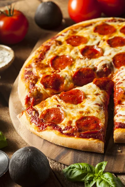 Heiße hausgemachte Pepperoni Pizza — Stockfoto