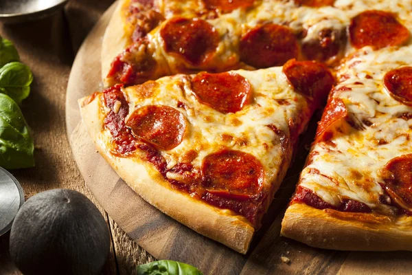 Hete zelfgemaakte peperoni pizza — Stockfoto