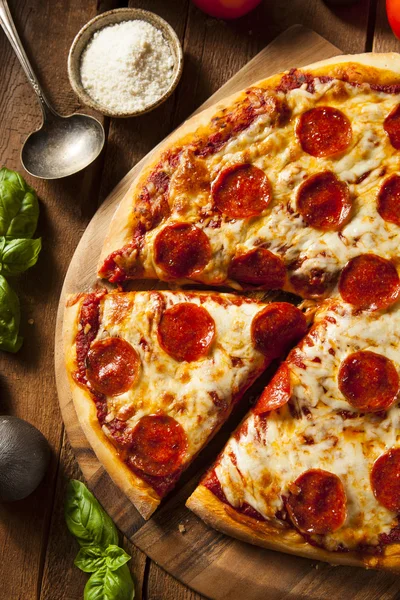 Heiße hausgemachte Pepperoni Pizza — Stockfoto