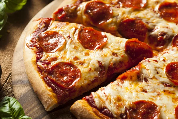 Hete zelfgemaakte peperoni pizza Stockfoto