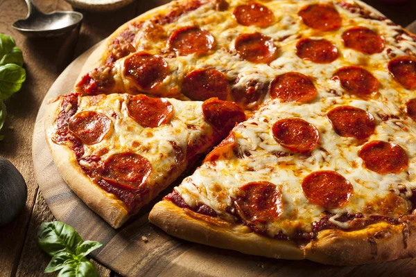 Ζεστή σπιτική πίτσα Pepperoni Royalty Free Εικόνες Αρχείου
