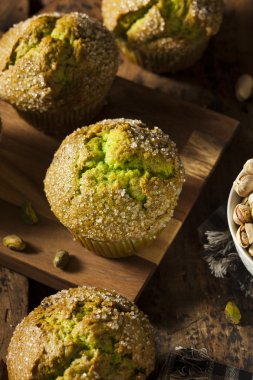 Ev yapımı yeşil fıstıklı kek