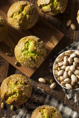 Ev yapımı yeşil fıstıklı kek