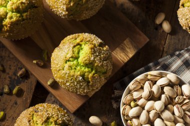 Ev yapımı yeşil fıstıklı kek