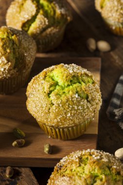 Ev yapımı yeşil fıstıklı kek