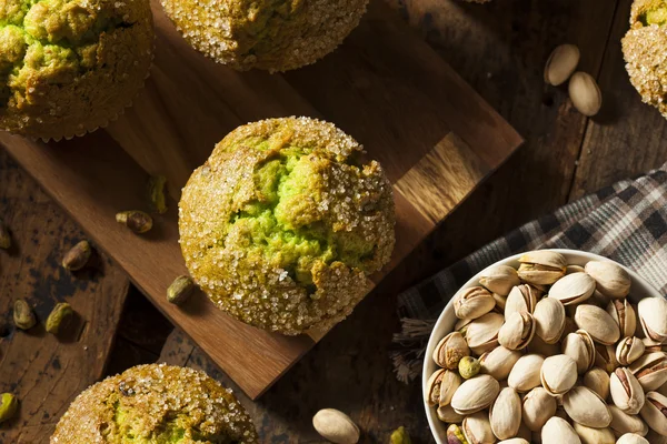 Ev yapımı yeşil fıstıklı kek