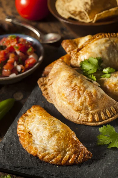 Empanadas de pollo rellenas caseras —  Fotos de Stock