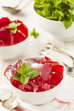 Ev yapımı kırmızı kiraz jelatin tatlı