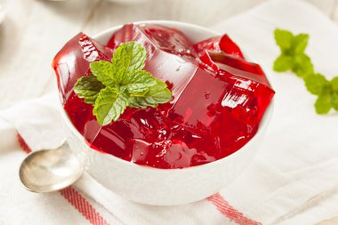 Ev yapımı kırmızı kiraz jelatin tatlı