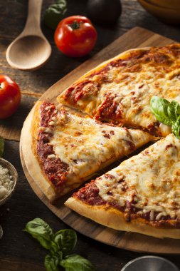 Ev yapımı sıcak peynirli Pizza