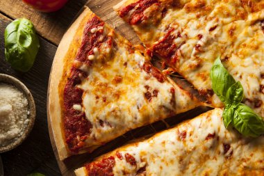 Ev yapımı sıcak peynirli Pizza