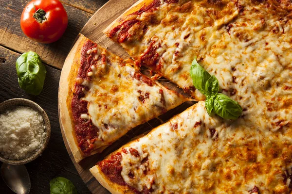 Домашня гаряча сирна піца — стокове фото