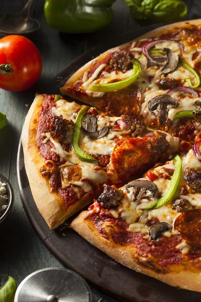 Casero caliente suprema pizza —  Fotos de Stock
