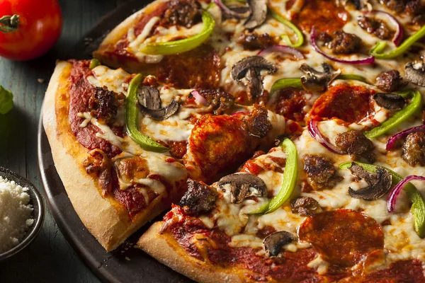 Casero caliente suprema pizza —  Fotos de Stock